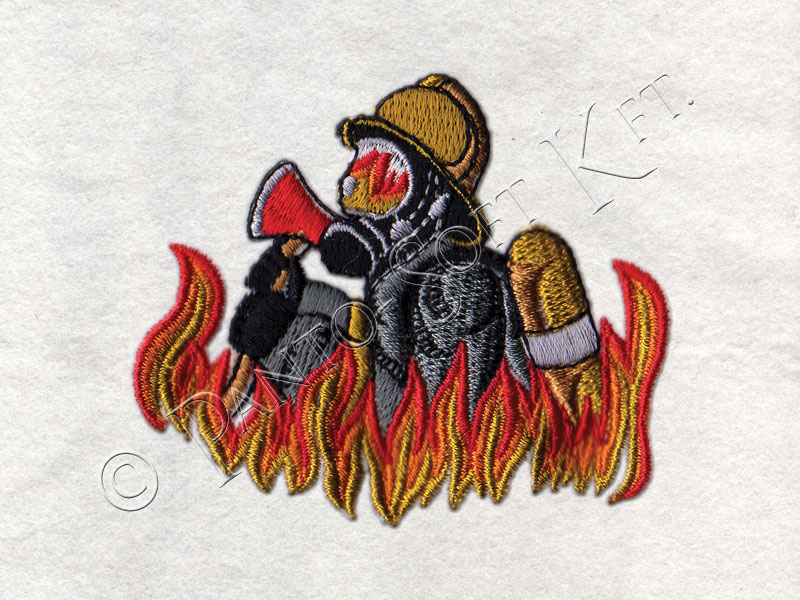 Tűzoltó lángok között légzőmaszkkal hímzett emblémája.